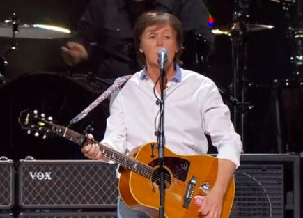 Paul McCartney Still Has That Penguins Sticker On His Guitar | P.S.A.M.P