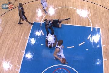 Video: Mavs’ DeJuan Blair kicks Tiago Splitter in the head