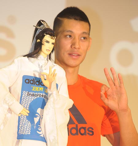 Lakers’ Jeremy Lin pretends to be a wax statue. Pranks a bunch of people