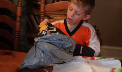 Video: Family gives a young Flyers fan a Penguins jersey