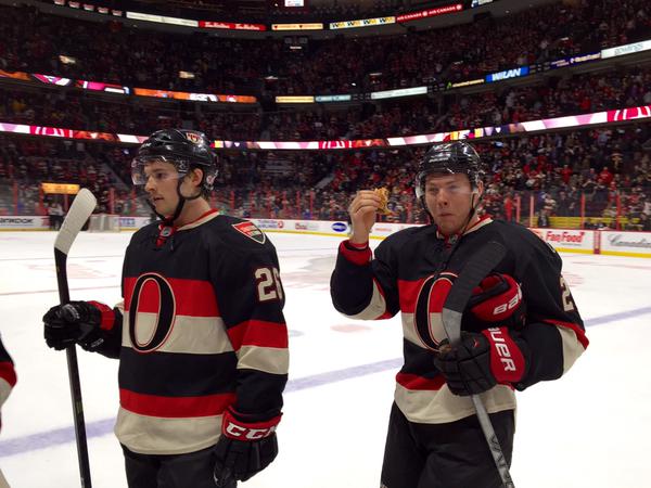 Video: Curtis Lazar eats a burger that was thrown on the ice