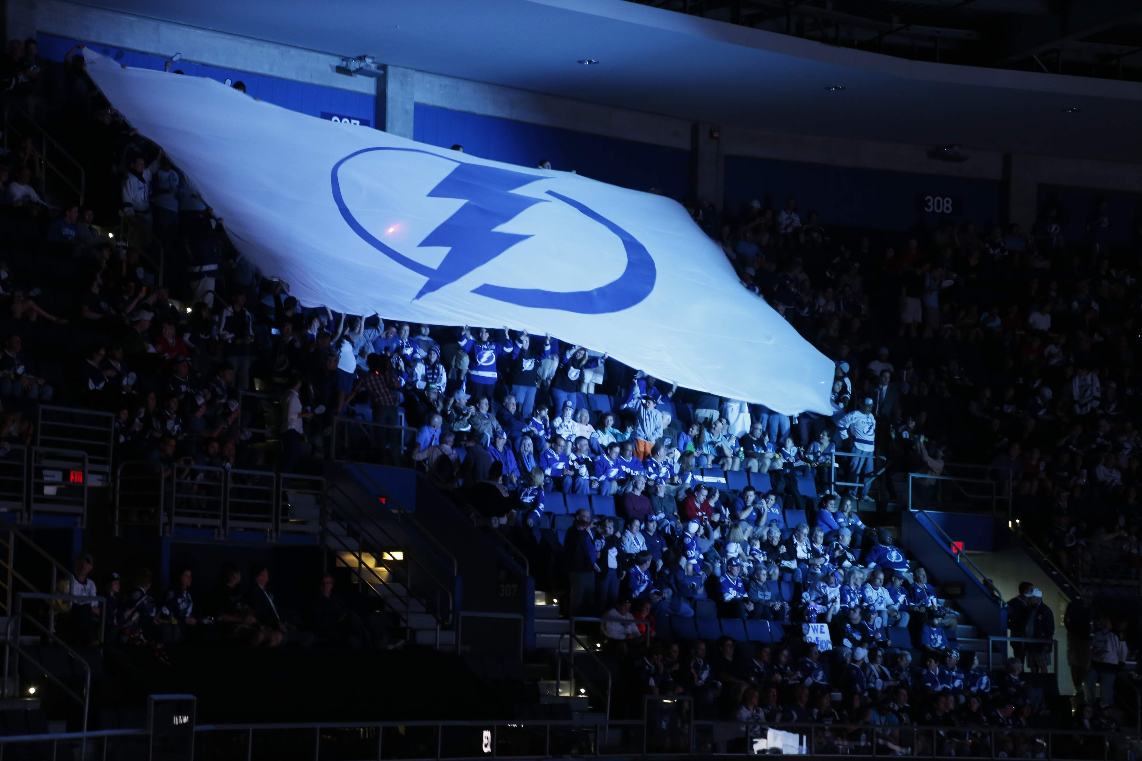 Red Wings fan tried to torch a giant Lightning flag inside Amalie Arena